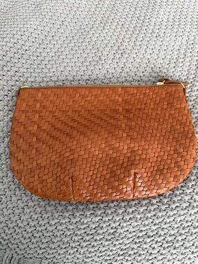 Clare V. Petit Moyen Messenger in Hazelnut